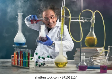 naukowiec chemik laboratorium, objaśnianie chemii baterii, lit, jony, mróz koncepcja naukowa - Zdjęcie stockowe „Szalony chemik robi eksperyment laboratorium ...