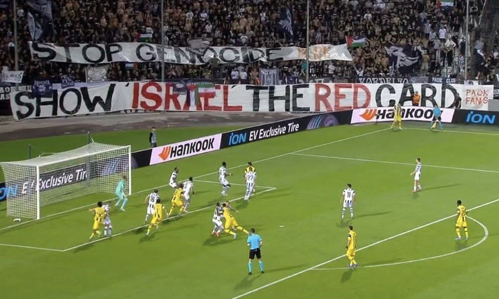 e-papieros czerwona kartka, vaping stadion piłkarski, kibic wapujący Ekstraklasa - Kibice PAOK-u Saloniki podczas spotkania Ligi Europy z Maccabi Tel ...