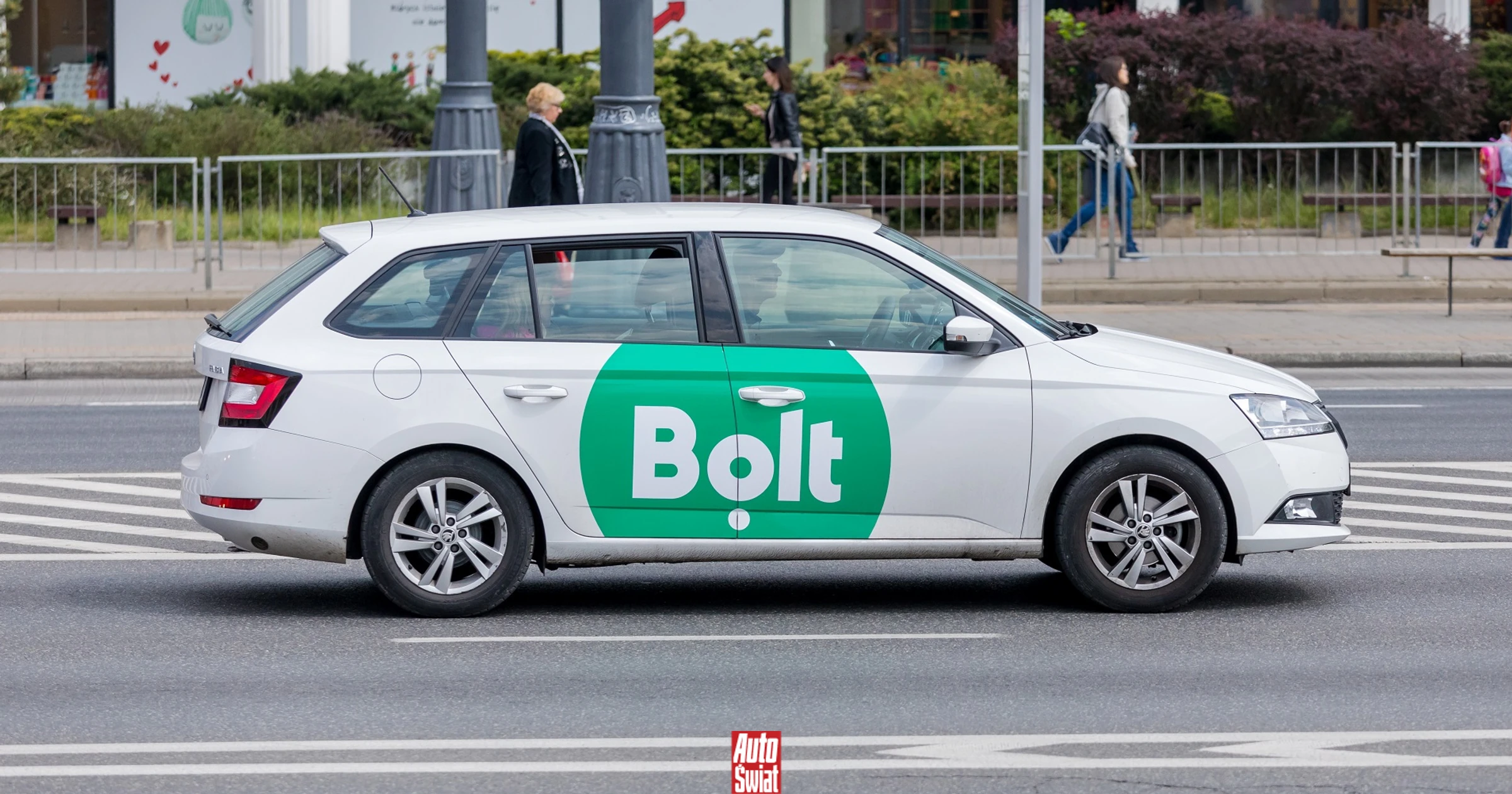deszczowy wieczór miasto, osoba czeka na Ubera Bolt, vape w kieszeni, samochód taksówka deszcz - Uber, Bolt i Freenow z dnia na dzień podrożeją o 50 proc. Będzie ...