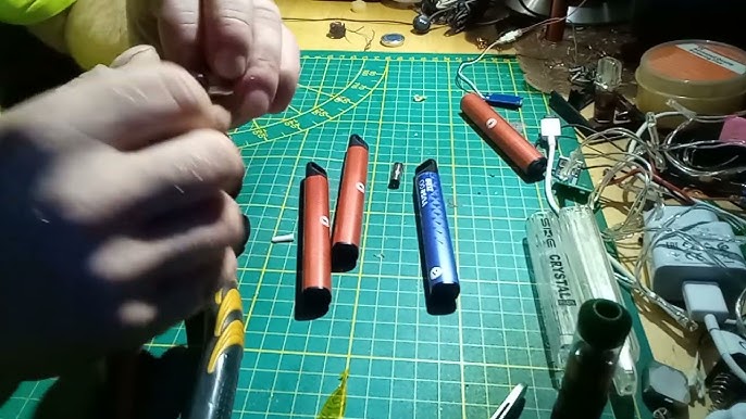 DIY jednorazowy e-papieros, niebezpieczne wiercenie vape, Janusz vapingu, ostrzeżenie napełnianie jednorazówki - Jednorazowy e-papieros jak go napełnić i naładować ponownie - YouTube