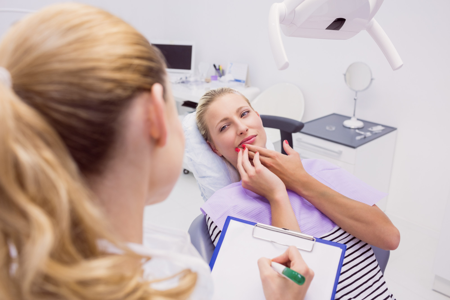 wizyta u dentysty, pacjent w fotelu dentystycznym, narzędzia stomatologiczne, lampa dentystyczna - Na czym polega wizyta konsultacyjna u stomatologa? - Stomatologia ...