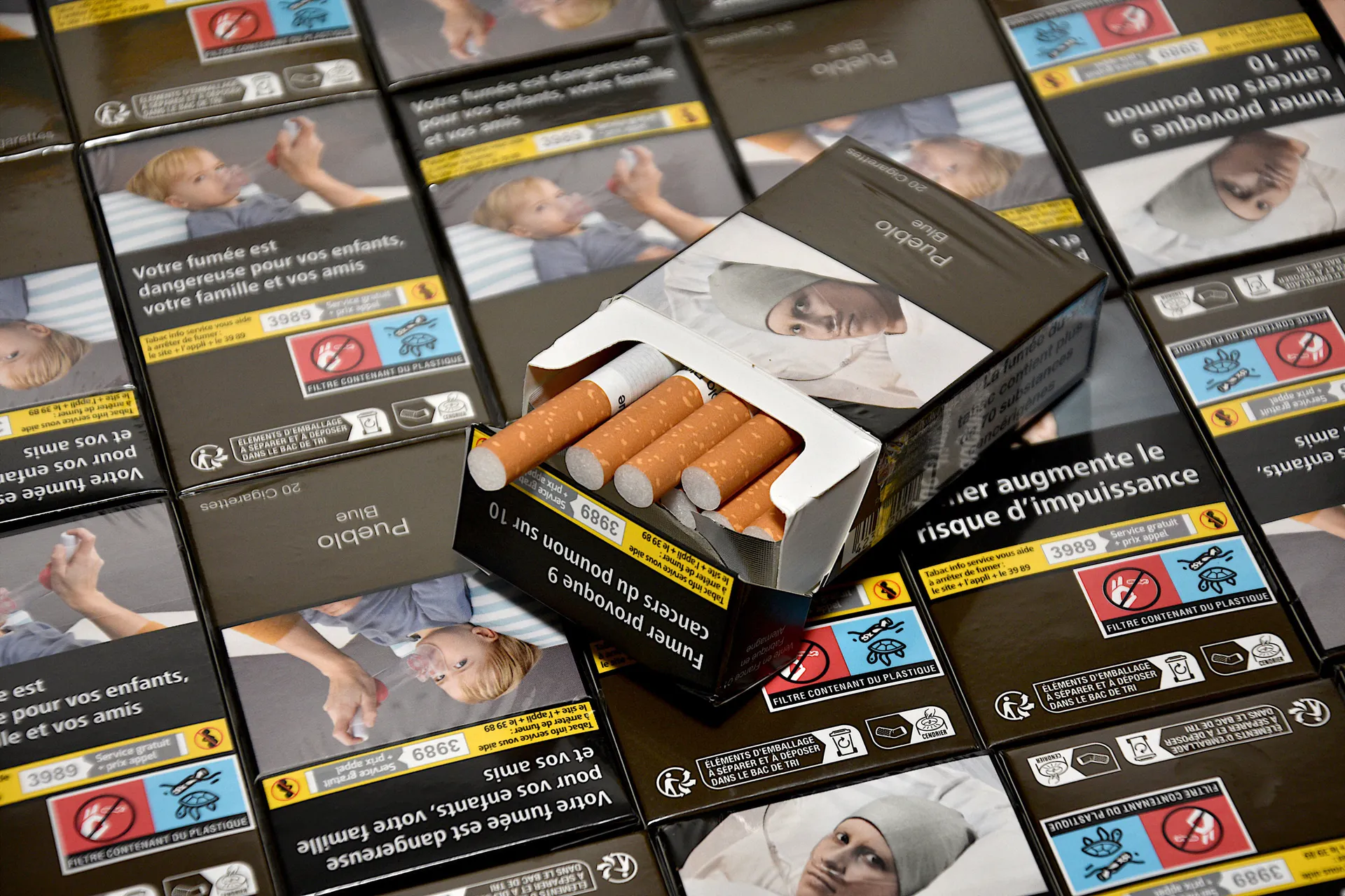 porównanie opakowań papierosy e-papierosy, paczka papierosów ostrzeżenie zdjęcia, opakowanie vape czaszka, paradoks Marlboro e-papieros, różnice etykietowanie produktów tytoniowych - Ważna zmiana dla palaczy. Polska może pójść śladem Węgier i Francji