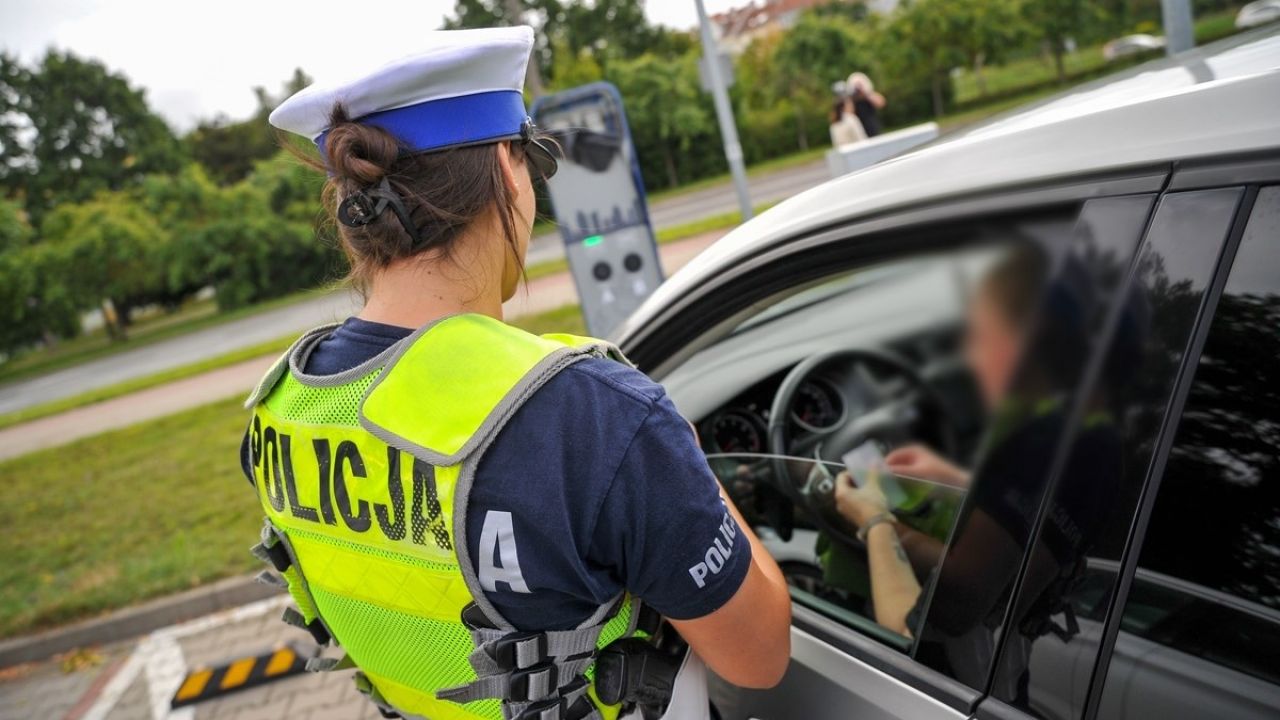 mandat e-papieros samochód policja hotbox dym - Nowe mandaty za palenie w czasie jazdy. e-Papieros jest tak ...