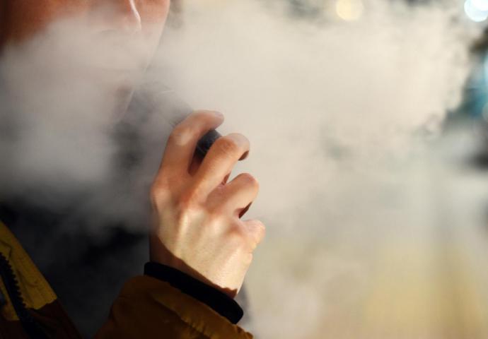 uzależnienie behawioralne vaping, nawyk palenia e-papierosa, gest ręka-usta e-papieros - E-papierosy: sposób na rzucenie palenia? | Serwis Zdrowie