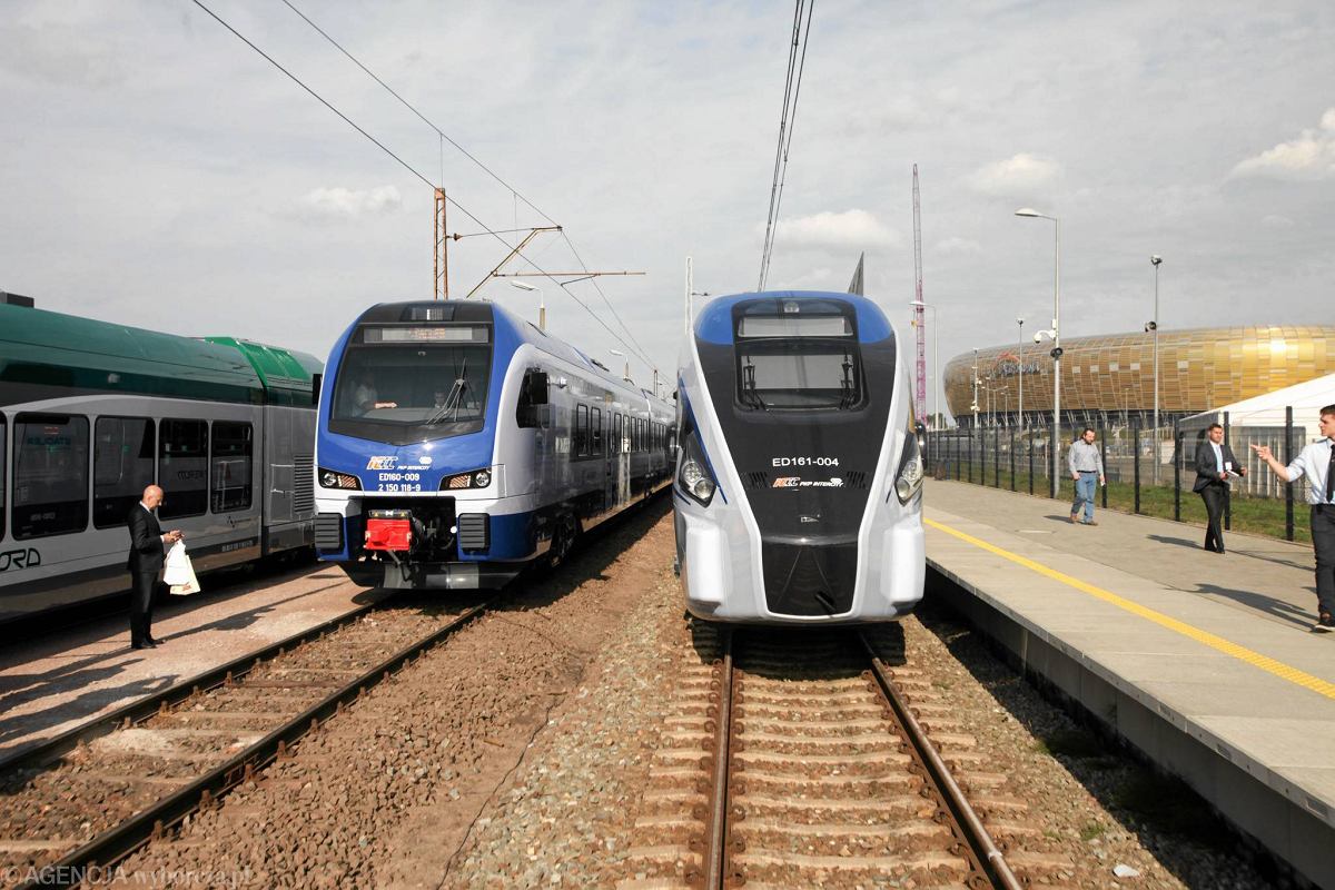 nowoczesny pociąg PKP, Pendolino, Dart, Flirt, szybki pociąg Polska, PKP Intercity nowy skład - Nowoczesne pociągi Dart i Flirt na torach w Gdańsku