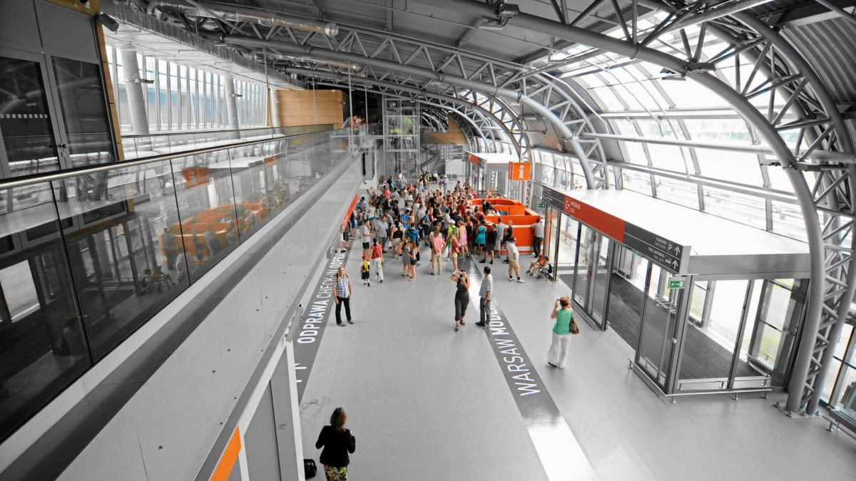 kontrola bezpieczeństwa lotnisko kolejka, pasażer ze stresem e-papieros, lotnisko Modlin bramki - Kolejki na lotnisku w Modlinie. Pasażerowie spóźnili się na ...