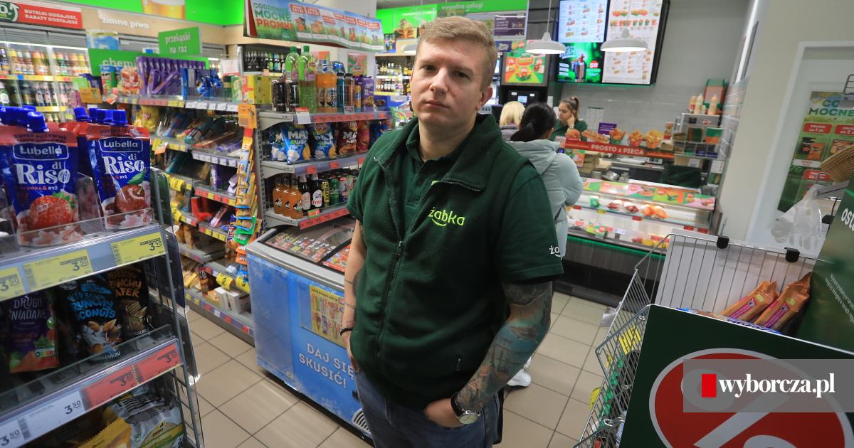 człowiek przy kasie wybór e-papierosa Żabka, kolejka w sklepie jednorazówki - Kradzieże z Żabki na Saskiej Kępie. Właściciel znalazł sposób na ...