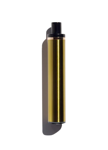 e-papieros Gold Bar, złoty jednorazowy vape, vape sztabka złota, luksusowy e-papieros design, metaliczny vape premium - Złoty jednorazowy e-papieros na białym tle | Zdjęcie Premium