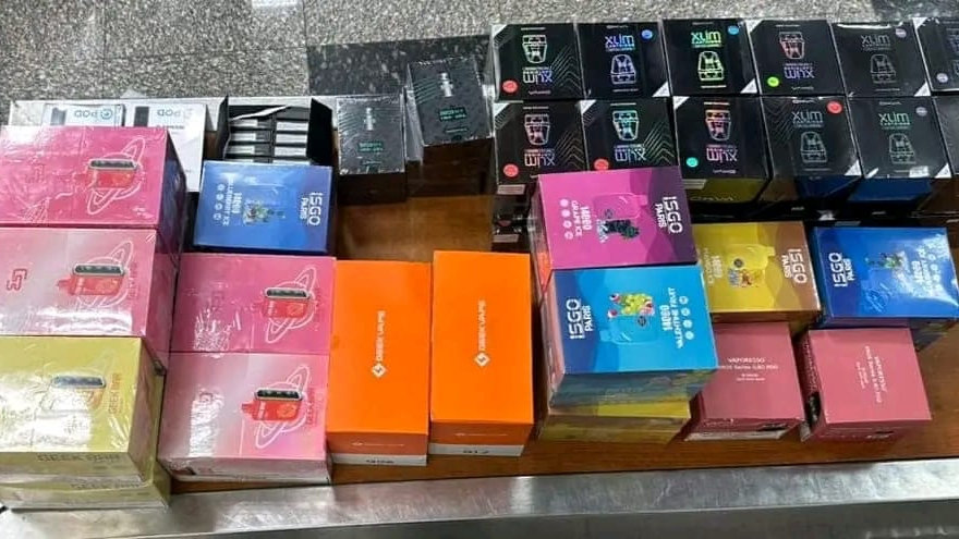 celnik egipt lotnisko marsa alam hurghada sharm el-sheikh konfiskata elektroniki vape - Na lotnisku w Hurghadzie złapano