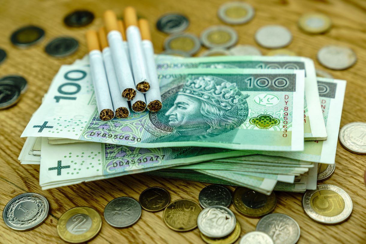 akcyza zjada pieniądze, podatek vape wampir, dłoń zabierająca pieniądze, koszty liquidów - Podwójna akcyza zdusi rynek e-papierosów - GazetaPrawna.pl