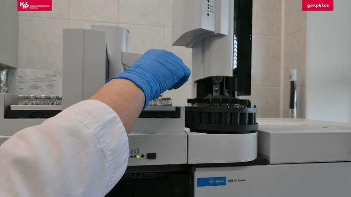 Maszyna laboratoryjna wykonująca standaryzowane testy zaciągnięć na e-papierosie w kontrolowanych warunkach, z naukowcem nadzorującym badanie