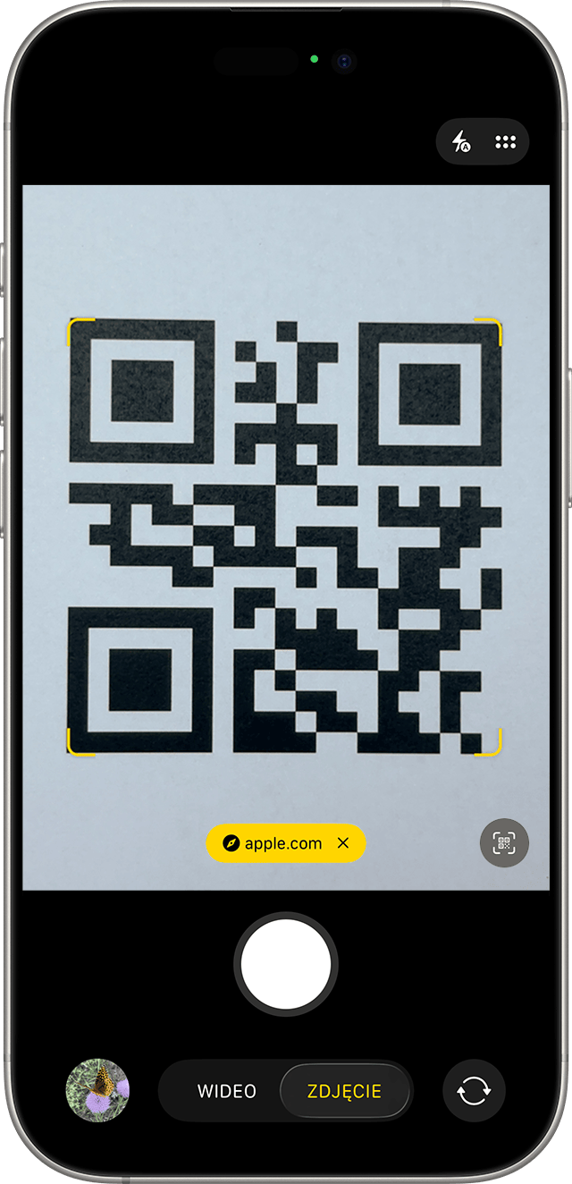 Dłoń trzymająca smartfon skanujący kod QR na opakowaniu jednorazowego e-papierosa, symbolizujące weryfikację autentyczności produktu.