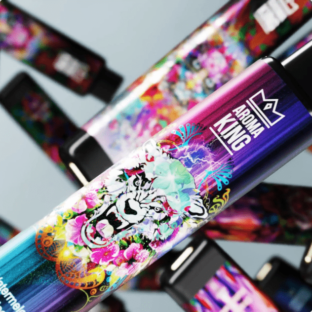 Zbiór różnorodnych produktów Aroma King: kolorowe jednorazówki, systemy pre-filled pod, butelki z liquidami, zaawansowane e-papierosy z designerskimi wykończeniami