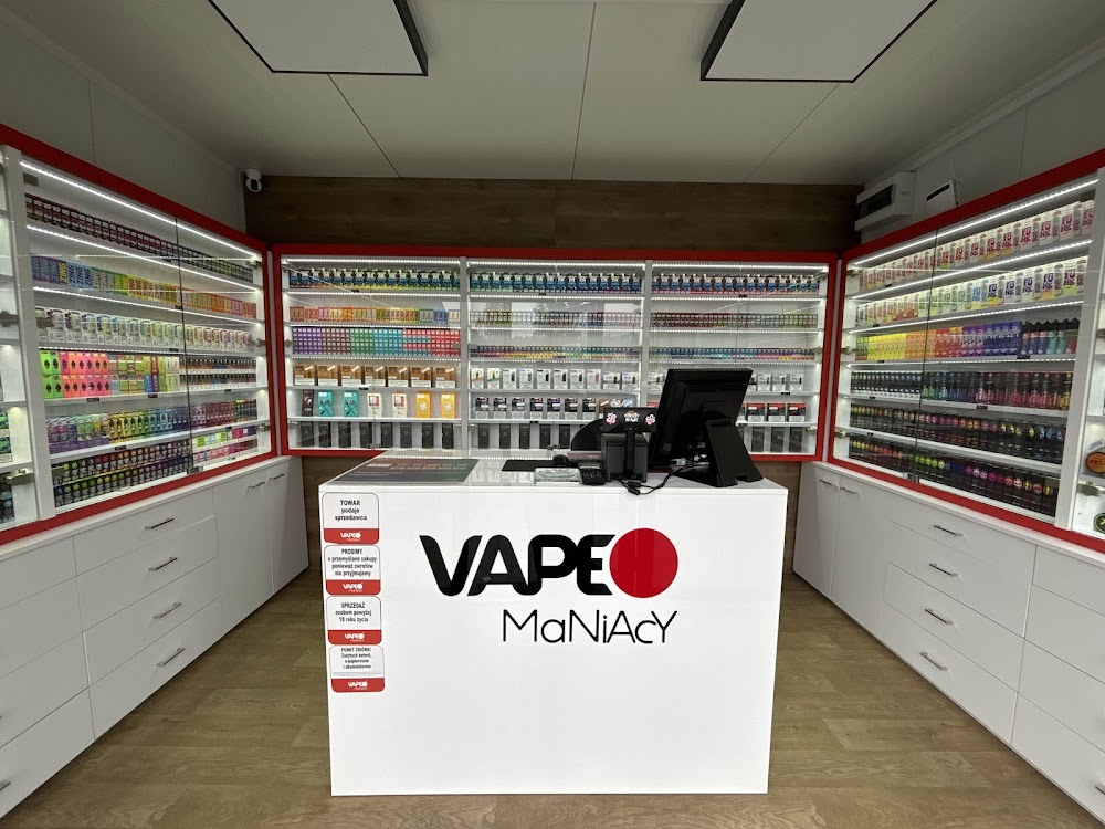 Zbliżenie na opakowanie e-papierosa Aroma King z wyraźnymi polskimi ostrzeżeniami zdrowotnymi, oznaczeniami zgodności z TPD oraz kodem QR do weryfikacji autentyczności