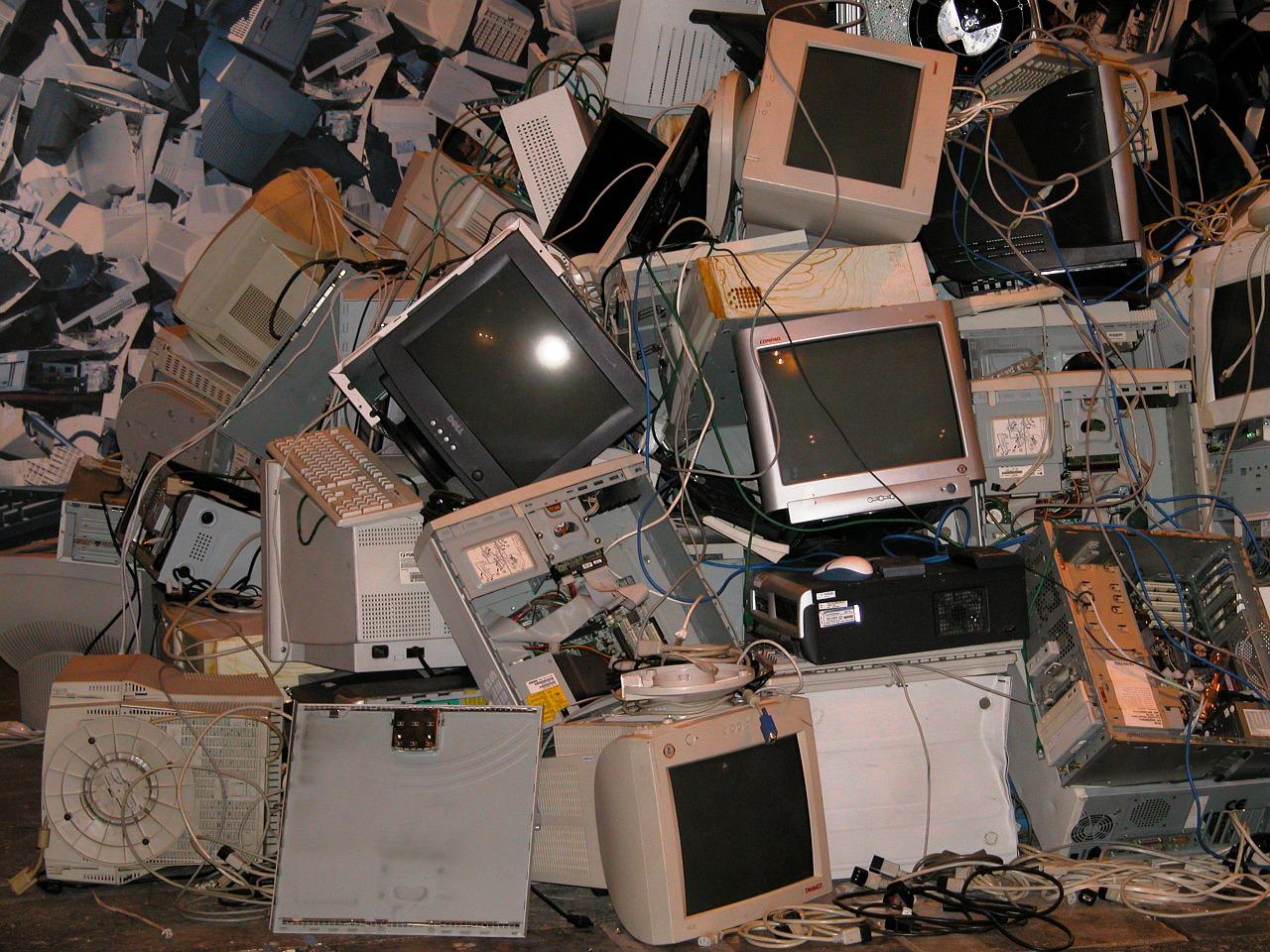 Ogólny obraz przedstawiający recykling elektroodpadów w Polsce, z elementami prawa i zużytą elektroniką na tle polskiej flagi lub mapy.