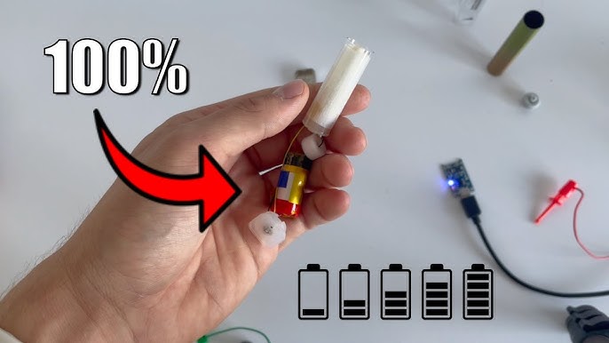 Ręce próbujące podłączyć pocięte kable USB bezpośrednio do otwartej baterii e-papierosa jednorazowego za pomocą taśmy klejącej, ilustrujące ryzykowny